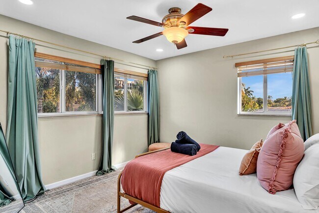 Building Photo - 3450 NE 19th Ave