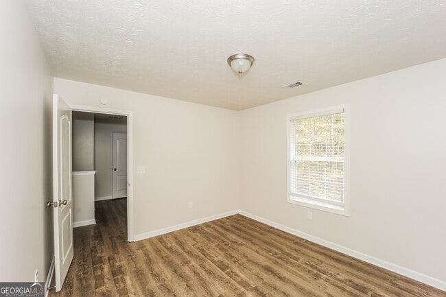 Building Photo - 320 Valley View Dr