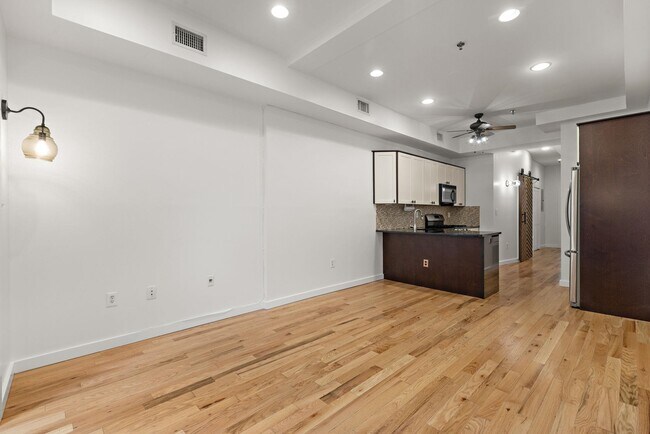 Building Photo - 412 Monroe St