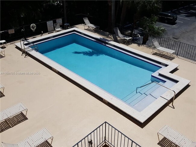 Building Photo - 2539 Bayshore Dr