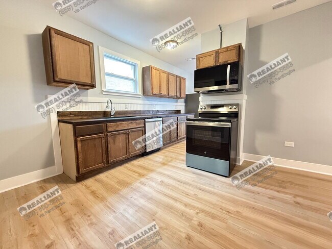 Building Photo - 939 Putnam St