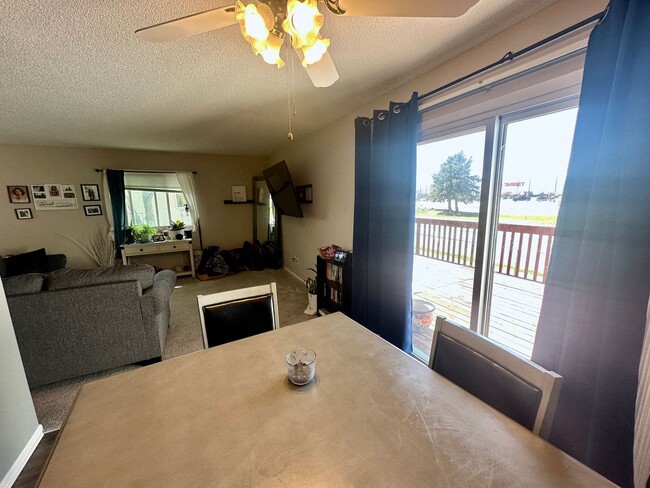 Building Photo - Beautiful 3 bedroom, 2 bath Townhome with ...