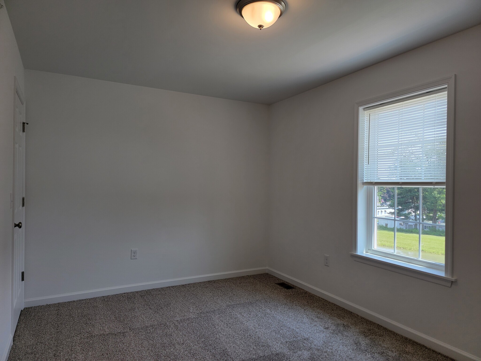 Building Photo - 130 Robert Cir