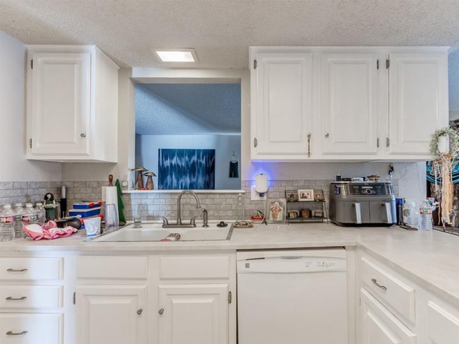 Building Photo - 6916 Woodlake Dr