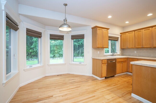 Building Photo - Beautiful Craftsman Home for Rent on Fox Island