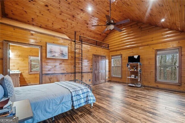 Building Photo - 5281 Laurel Ln