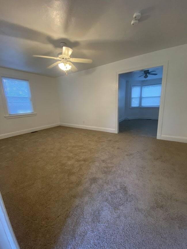 Building Photo - 2 Bedroom 1 Bath