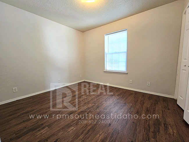 Building Photo - Spacious & Updated 2 Bedroom, 2 Bathroom Twin Home in Ammon with Fenced Backyard and Hookups (Ida...