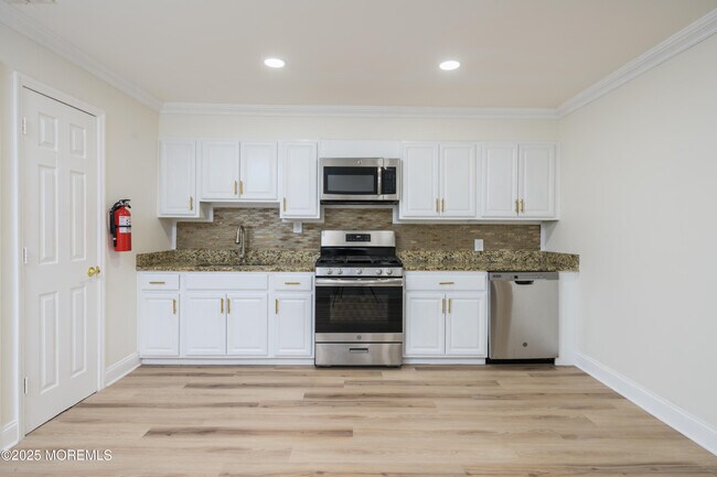 Building Photo - 136 7th St