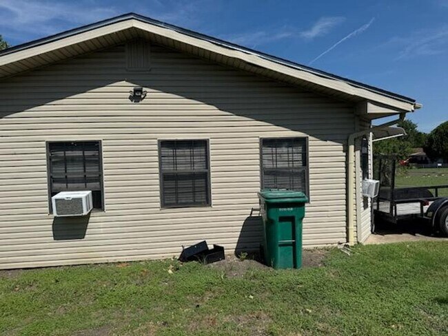 Building Photo - 109 W Robin Ln