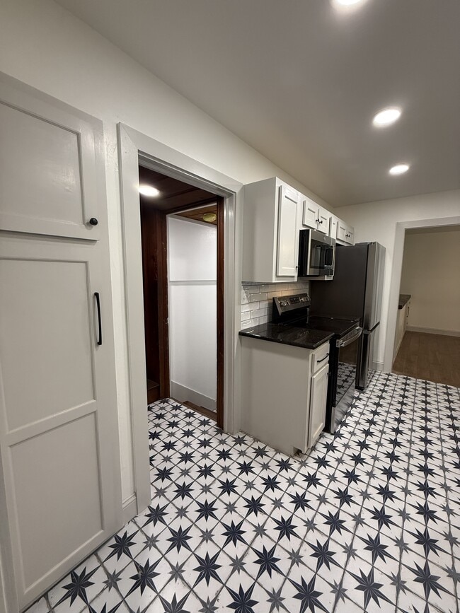 Building Photo - 1802 W 6th Ave