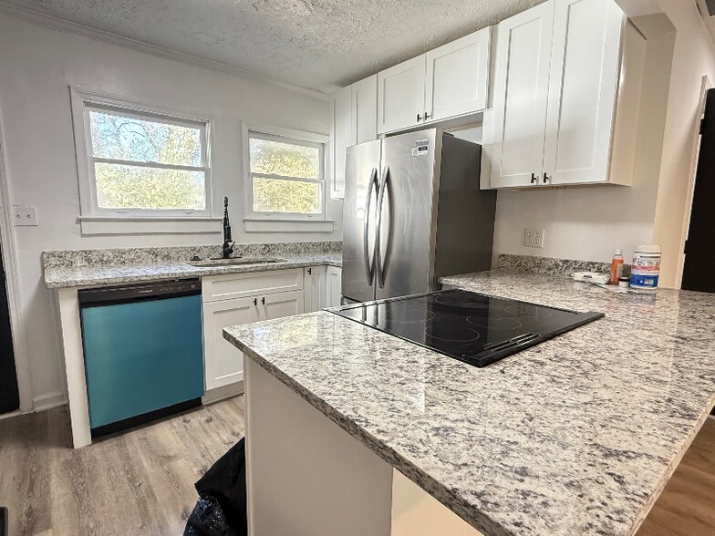 Building Photo - 2160 Dowdell Dr