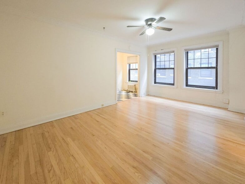 Building Photo - 540 W Briar Pl