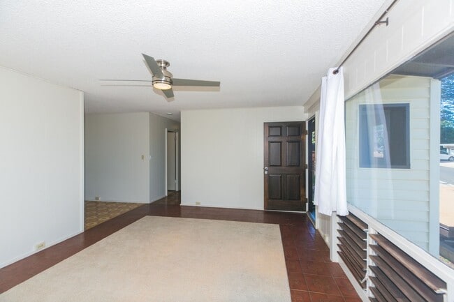 Building Photo - Amazing views, spacious floorplan, bonus f...