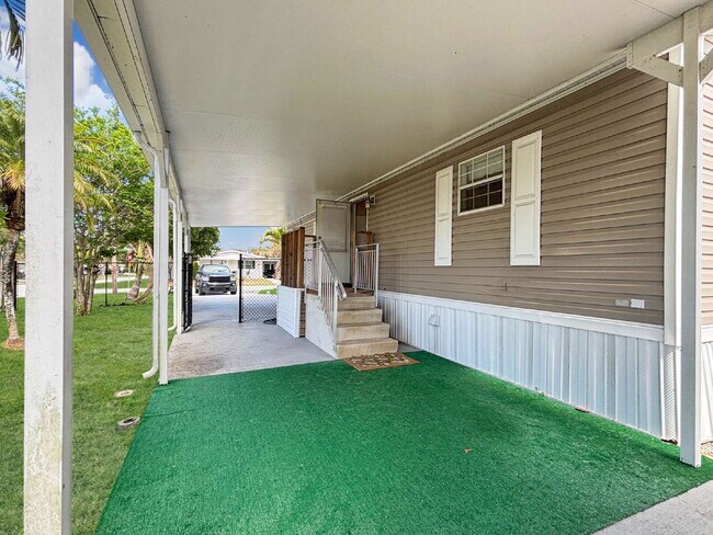 Building Photo - Charming Coastal Retreat in Ridgeway | Fenced Yard + Garage | Hobe Sound