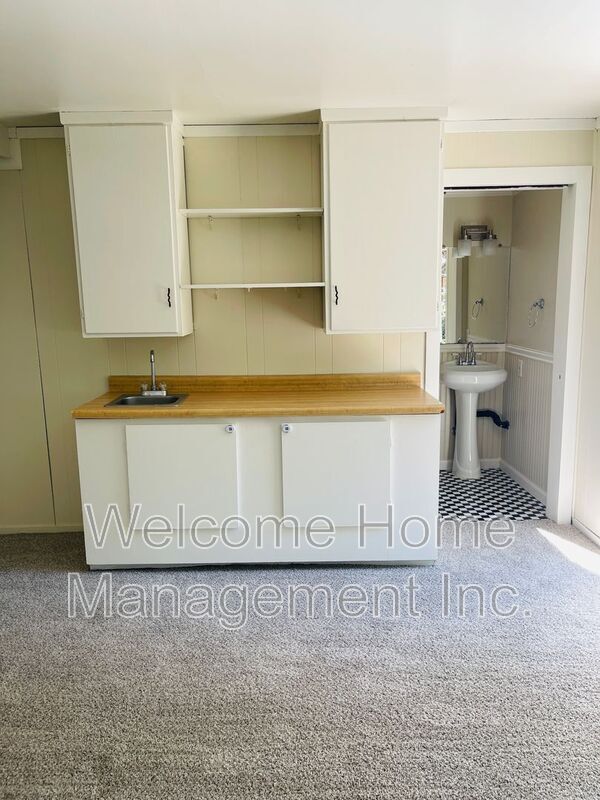 Building Photo - 2561 Olympic Blvd