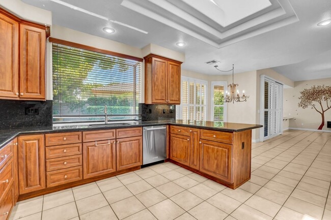 Building Photo - Single Story in Country Club Hills!