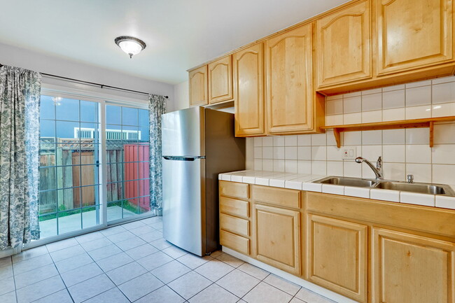 Building Photo - Conveniently located 2BR/1.5BA townhome style duplex unit in Sunnyvale