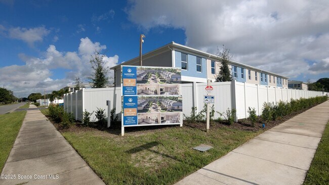 Building Photo - 1605 Par St NE