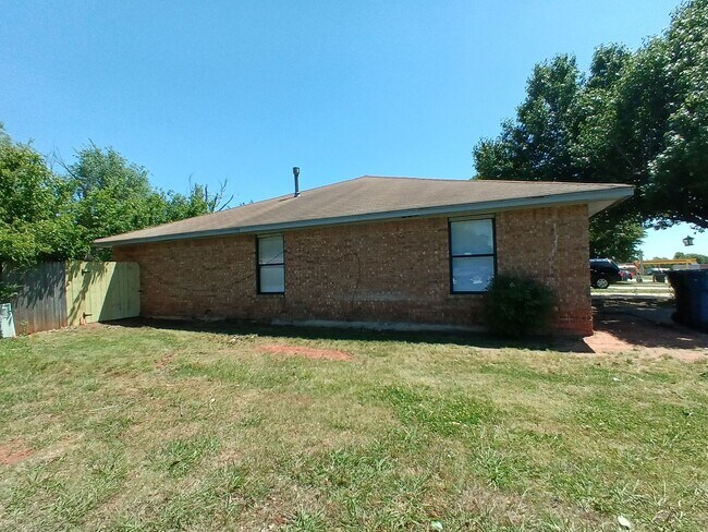 Building Photo - Cute Duplex