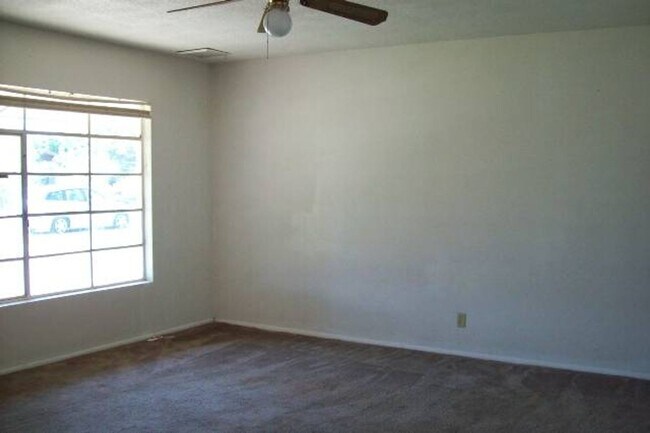 Building Photo - Spacious 5 Bedroom Tempe Home with Bonus Living Areas