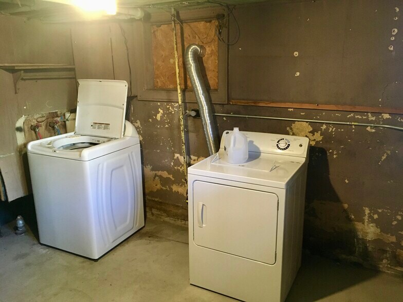 Laundry (basement) - 910 E Meinecke Ave