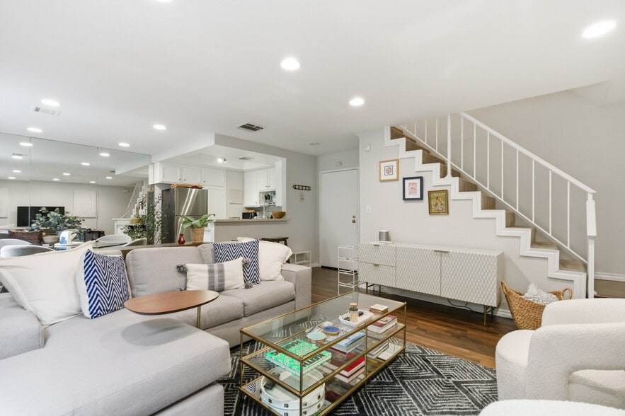 Building Photo - 839 S Holt Ave