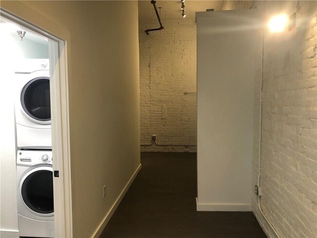 Building Photo - 102 E 2nd St