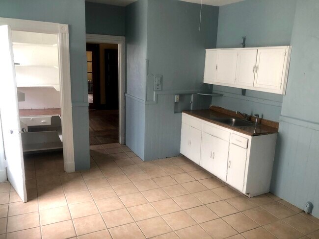 Building Photo - 16 Benton St