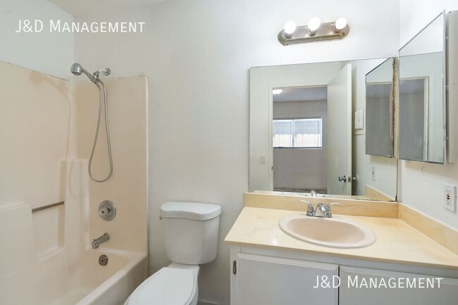 Building Photo - Gorgeous New Remodeled Apartment in North ...