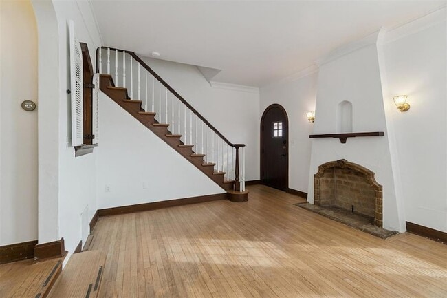 Building Photo - 1905 N Brauer Ave