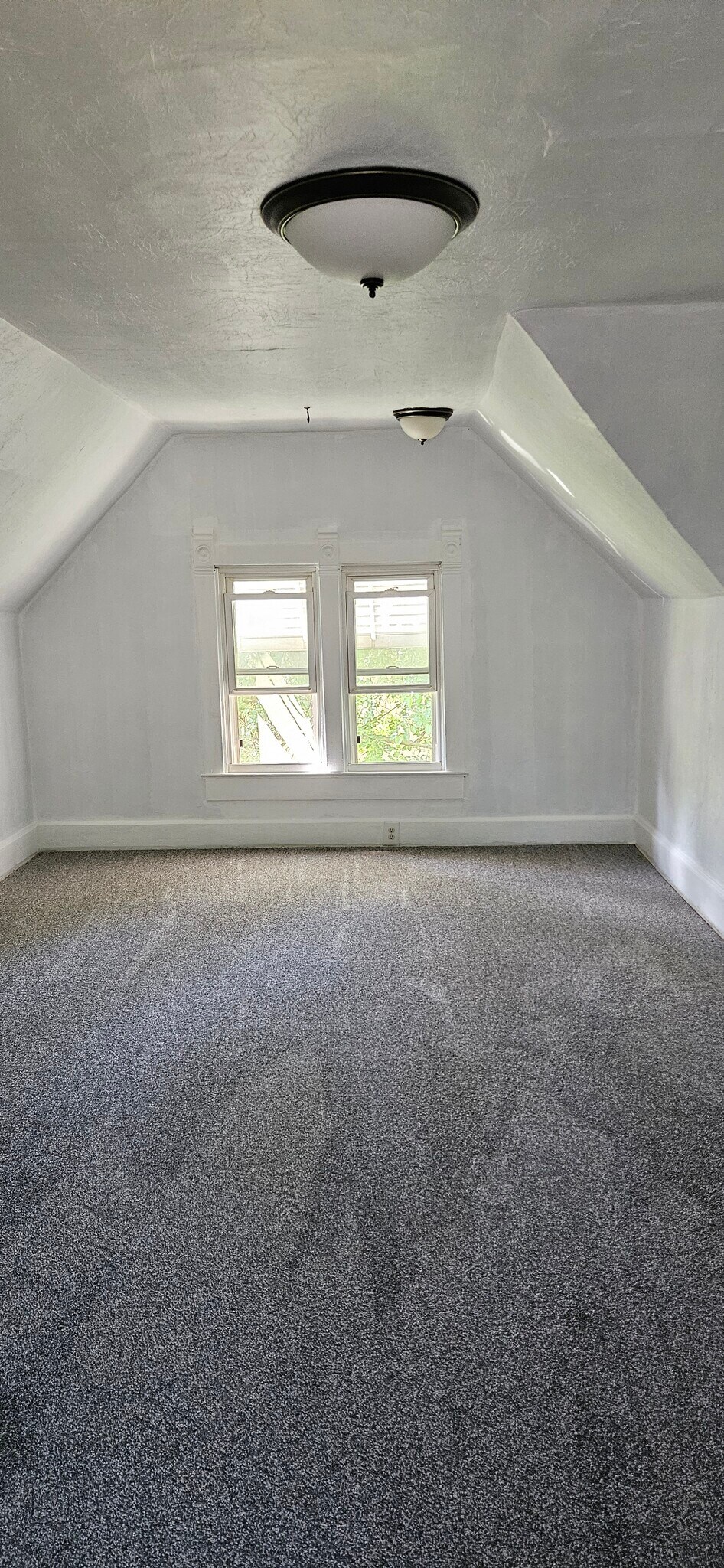 Building Photo - 129 N Bergan Ave