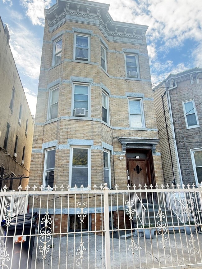 Primary Photo - 98 Logan St