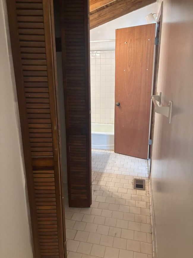 Building Photo - 307 Vantage Point Ln