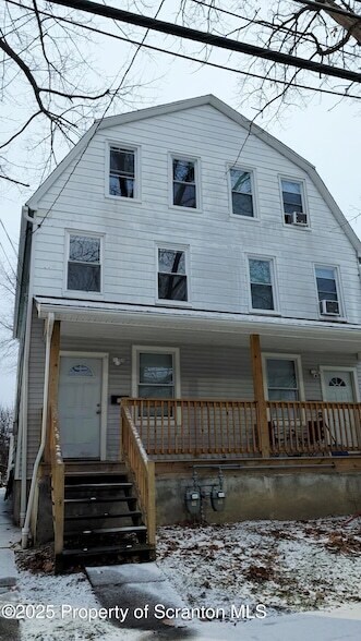 Building Photo - 124 Willow St