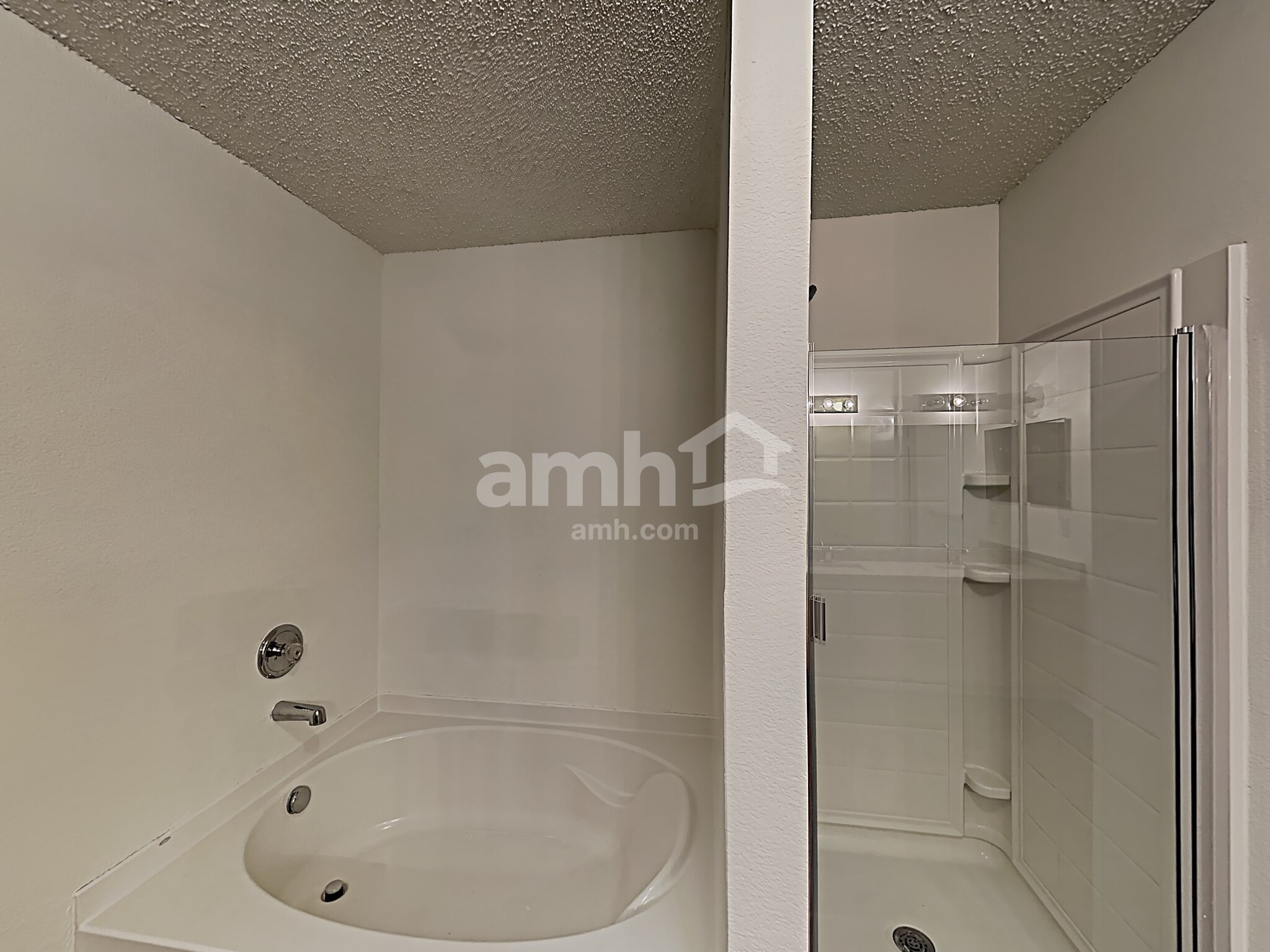Building Photo - 16656 Jasmine Springs Dr