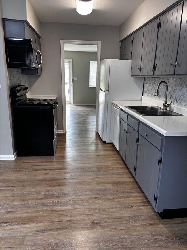 Building Photo - Beautiful 2 bed 1.5 bath Duplex with spacious backyard!