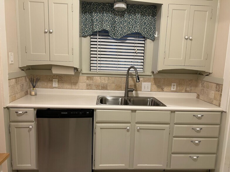 Kitchen - 3400 S University Dr