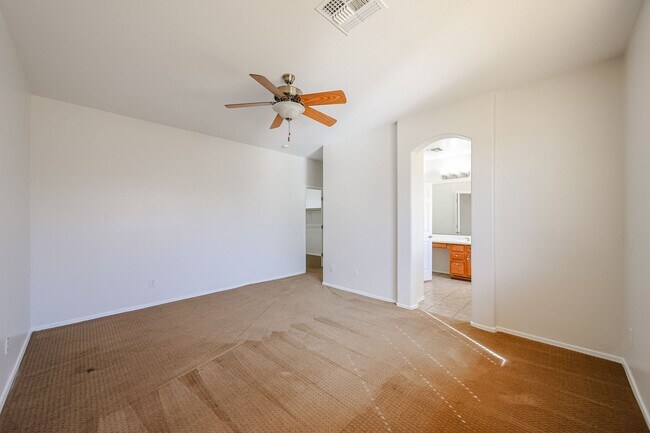 Building Photo - Charming 4 Bed 2 bath 2 Car Garage Home in...