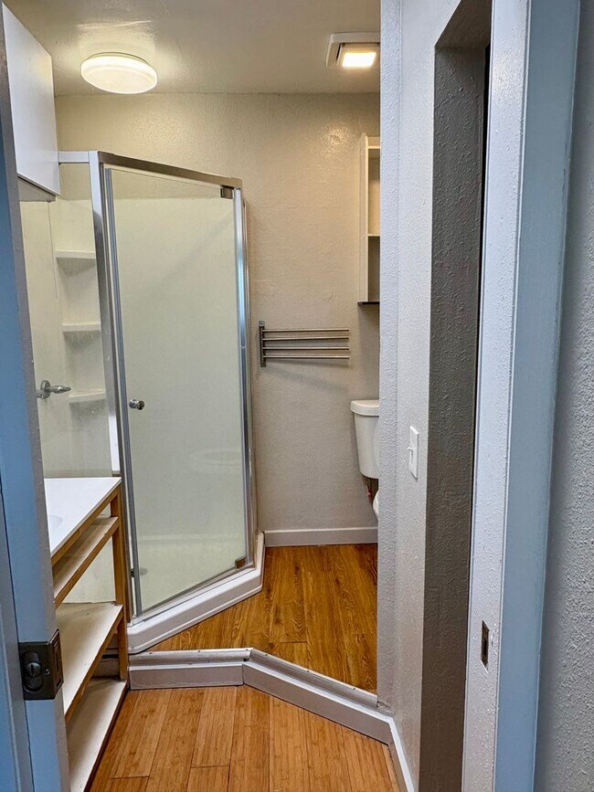 Building Photo - **OPEN HOUSE THURSDAY 5/22/25** 2,400- ALL...