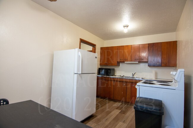 Building Photo - Weekly Rental 2 Bedroom 1 Bathroom on cul-...