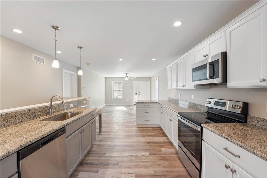 Building Photo - 552 Creek Rd