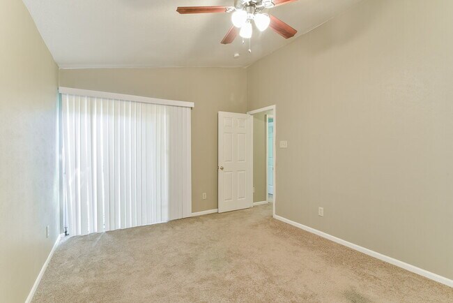 Building Photo - 23 Emery Cliff Pl