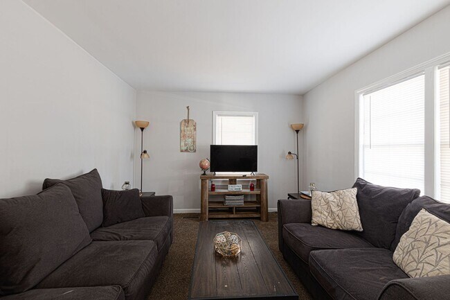 Building Photo - Drop a pin! Check out this new rental!