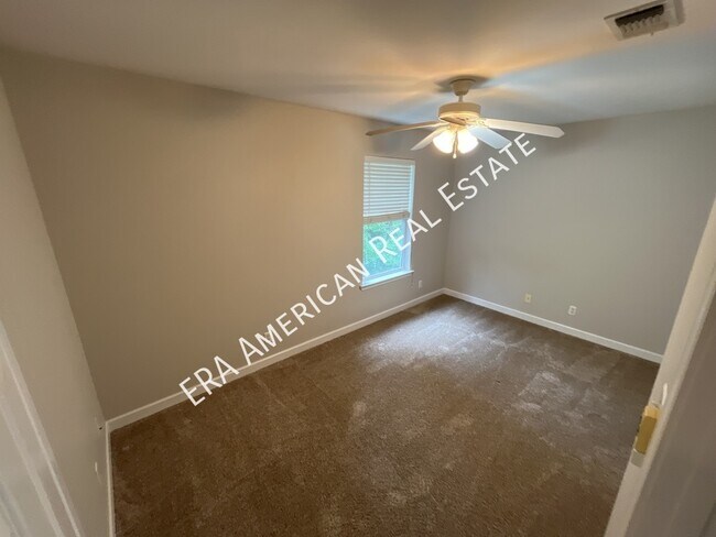 Building Photo - 3884 Mesa Rd