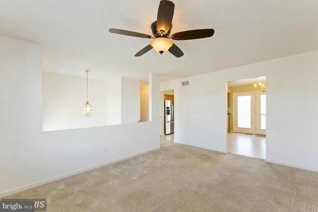 Building Photo - 121 Nature Dr