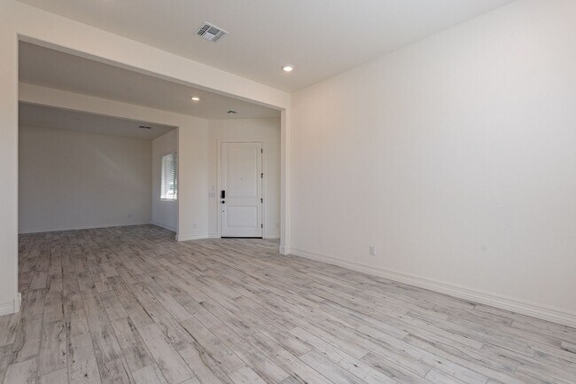 Building Photo - 5 BEDROOM 4 BATH SINGLE FAMILY HOME