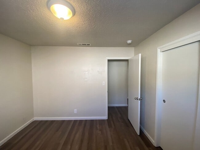 Building Photo - COZY HOME! APPLY NOW!