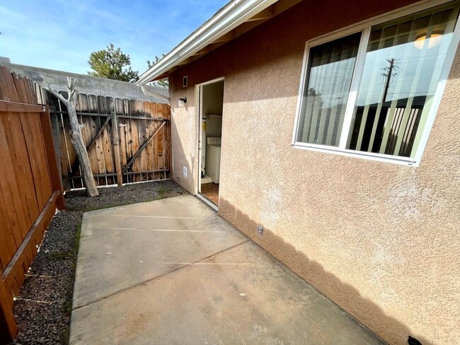 Building Photo - Cute 2 Bedroom Duplex with Garage!