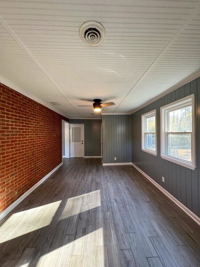 Building Photo - Charming 3 Bed 1.5 Bath Home with Flex Room